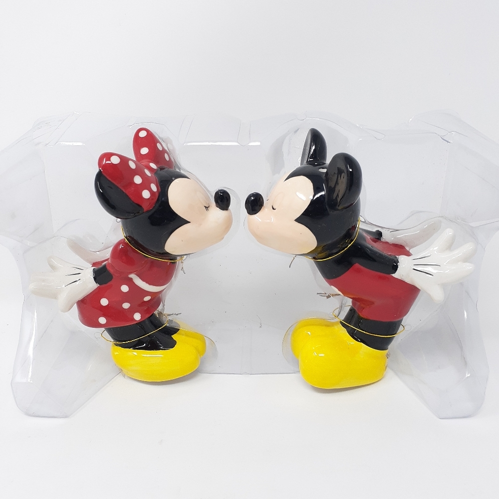 Disney MICKEY Kissing Minnie Mouse Salt & Pepper Shakers Set - Picture 1 of 8